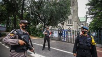 Anggota kepolisian berjaga di depan Gereja Katedral, Jakarta, Kamis (1/4/2021). ANTARA FOTO/Rivan Awal Lingga  