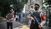 Para personel gabungan tampak berjaga di depan Gereja Katedral dengan senjata lengkap. ANTARA FOTO/Rivan Awal Lingga  