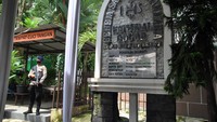Anggota Gegana Satbrimob Polda Jabar melakukan pengamanan di Gereja Katedral, Kota Bogor, Jawa Barat, Kamis (1/4/2021). ANTARA FOTO/Arif Firmansyah  