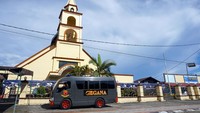 Tim Gegana Brimob Sorong saat mengamankan Gereja Santo Petrus menjelang pelaksanaan ibadah kamis putih di Kota Sorong, Papua Barat, Kamis (1/4/2021).  ANTARA FOTO/Olha Mulalinda  