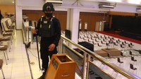 Anggota Brimob Detasemen B Polda Jatim melakukan sterilisasi di Gereja YHS, Malang, Jawa Timur, Kamis (1/4/2021). Selain melakukan sterilisasi, Kepolisian setempat juga menyiagakan 500 personil untuk mengamankan rangkaian perayaan Paskah. ANTARA FOTO/Ari Bowo Sucipto  