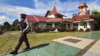Petugas Kepolisian melakukan penyisiran di Gereja Katolik Santo Fransiskus Asisi Stasi Bondes di Entikong, Kabupaten Sanggau, Kalimantan Barat, Senin (29/3/2021). ANTARA FOTO/Agus Alfian  