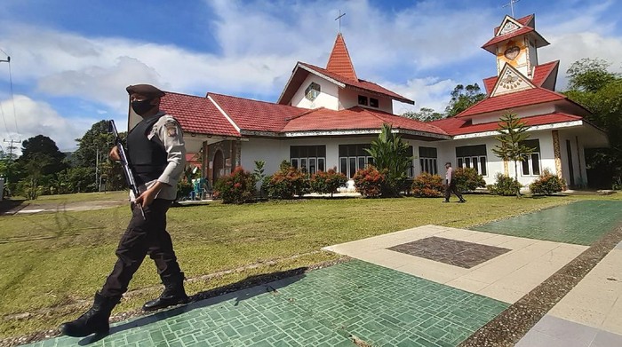 Penjagaan Ketat Gereja di Indonesia Amankan Jumat Agung Penjagaan Ketat Gereja di Indonesia Amankan Jumat Agung
