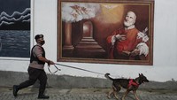 Anggota polisi Polresta Solo dengan membawa anjing pelacak K-9 melakukan sterilisasi di Gereja Katolik Maria Regina, Jebres, Solo, Jawa Tengah, Rabu (31/3/2021). ANTARA FOTO/Mohammad Ayudha  