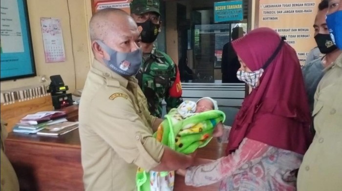 Penyerahan bayi kepada ibu kandungnya.