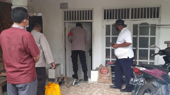 Polisi antar paket sembako ke rumah Zakiah Aini (Rahmat Fathan-detikcom)