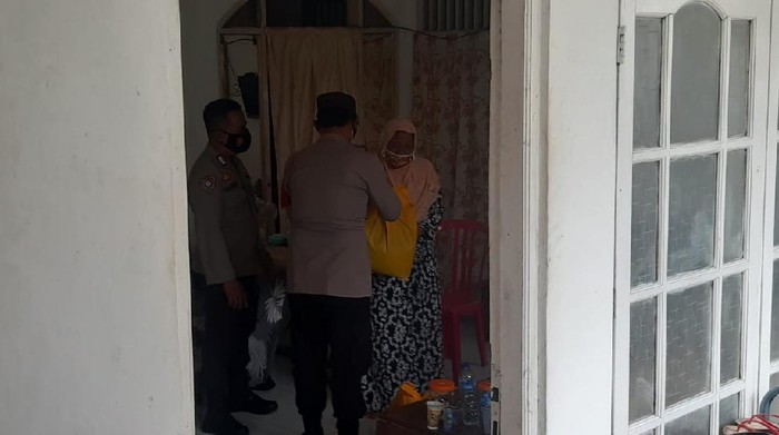 Polisi antar paket sembako ke rumah Zakiah Aini (Rahmat Fathan-detikcom)