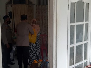 Polisi Bawakan Paket Sembako ke Rumah Keluarga Zakiah Aini