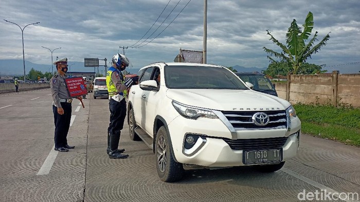 Polisi berlakukan penyekatan di Tol Soreang menjelang libur panjang