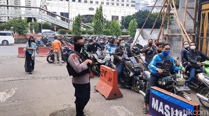 Polisi bersenjata berjaga di depan Polda Metro Jaya (Yogi/detikcom)