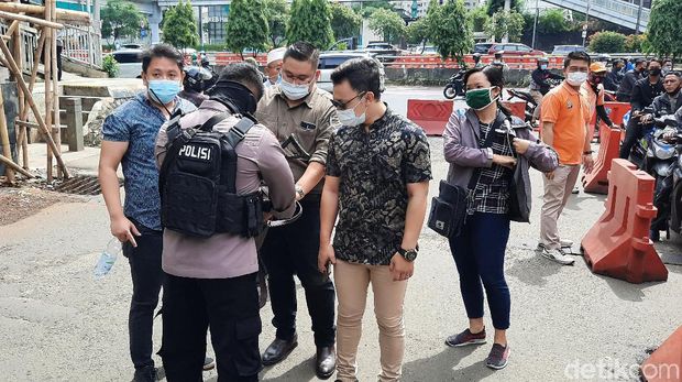 Polisi bersenjata berjaga di depan Polda Metro Jaya (Yogi/detikcom)