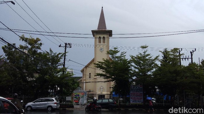 Polisi perketat pengamanan di Gereja Katedral, Makassar (Hermawan/detikcom).