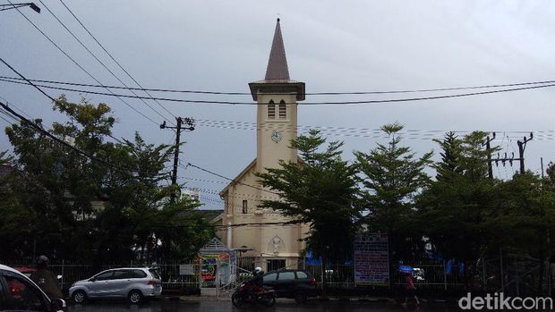 Polisi perketat pengamanan di Gereja Katedral, Makassar (Hermawan/detikcom).