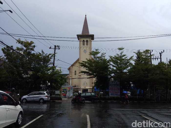 Polisi perketat pengamanan di Gereja Katedral, Makassar (Hermawan/detikcom).