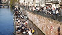 Macron beberapa kali menunda melakukan lockdown nasional untuk yang ketiga kalinya sejak awal tahun 2021. Ia ngotot Prancis akan segera keluar dari pandemi tanpa harus lockdown. AP Photo/Jean-Francois Badias  