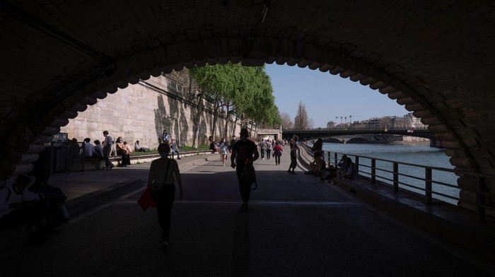 PARIS, FRANCE - MARCH 31: People enjoy warm weather along the Seine river banks, on March 31, 2021 in Paris, France. With hospital admissions are on the uptick in Paris and region, French President Macron is expected to give a televised speech at 8pm. New measures are expected in the coming days with a possible closure of schools and a harder lockdown. (Photo by Rafael Yaghobzadeh/Getty Images)