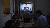 Presiden Prancis Emmanuel Macron dalam pidatonya seperti dilansir dari Reuters, Kamis (1/4/2021), mengatakan pemerintah akan kehilangan kendali jika mereka tidak bergerak sekarang. AP Photo/Daniel Cole  