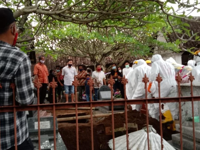 Proses pemakaman warga di Desa Jombor Kecamatan Ceper, Klaten, Rabu (31/3/2021).
