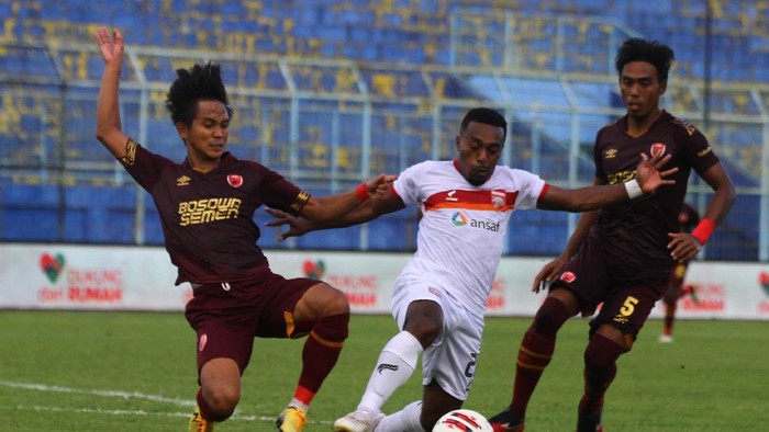 Pesepak bola Borneo FC Samarinda Terens Owang (tengah) berusaha melewati hadangan dua pesepak bola PSM Makassar Abdul Rahman (kiri) dan Erwin Gutawa (kanan) dalam lanjutan pertandingan Piala Menpora Grup B di Stadion Kanjuruhan, Malang, Jawa Timur, Rabu (31/3/2021). Pertandingan tersebut berakhir imbang dengan skor 2-2. ANTARA FOTO/Ari Bowo Sucipto/wsj.