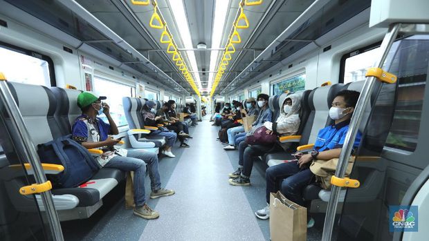 PT Railink meluncurkan Kereta Api (KA) Bandara Premium dari dan ke Bandara Internasional Soekarno-Hatta (Soetta) dengan tarif murah, Jakarta, Kamis (1/4/2021). KA Bandara dibandrol mulai dari Rp 5 ribu per penumpang. (CNBC Indonesia/Tri Susilo)