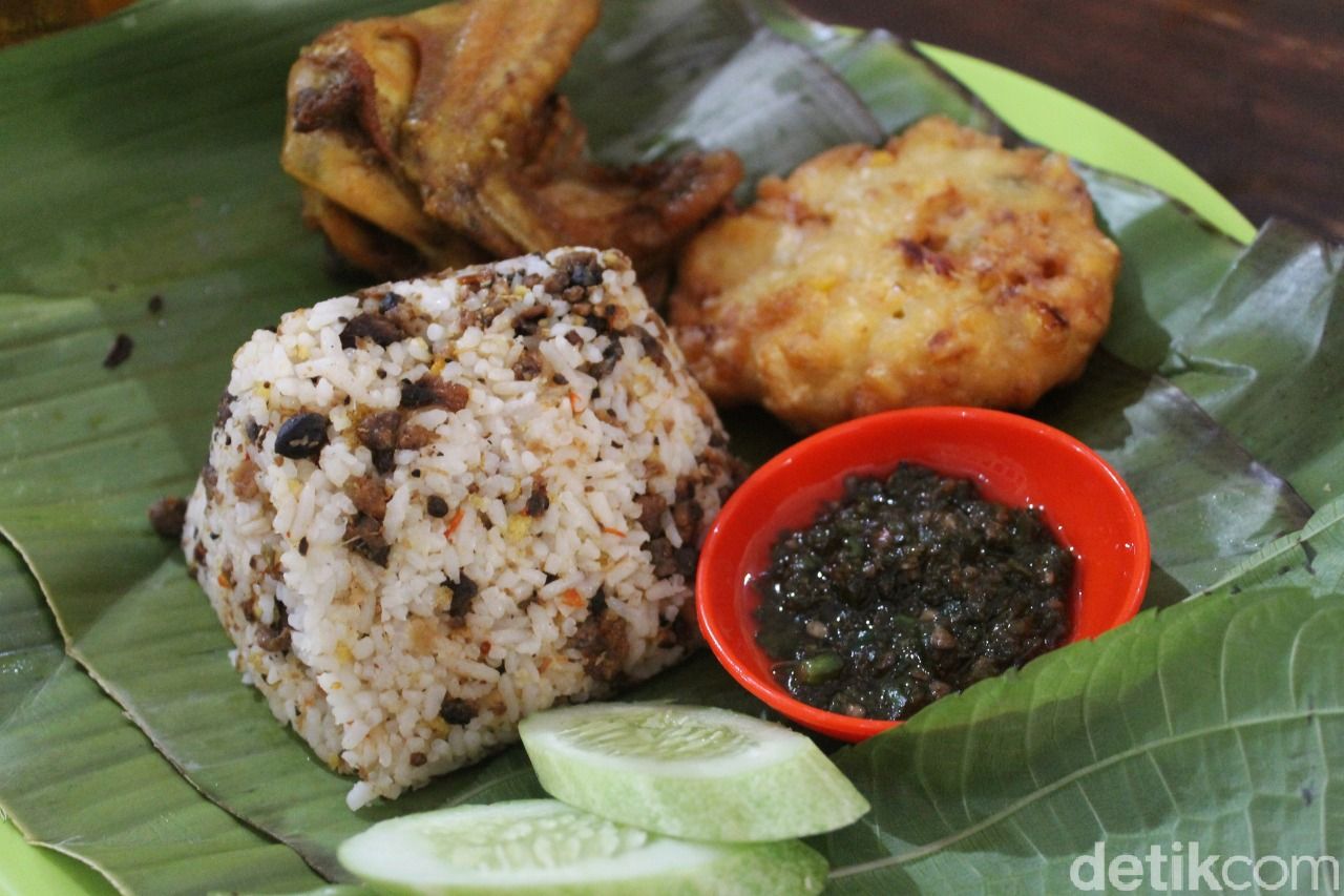 Raos Pisan! Nasi Tutug Oncom dengan Lauk Ayam Goreng di Pamulang