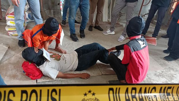 Rekonstruksi Kasus Kematian Wanita Pirang di Karawang