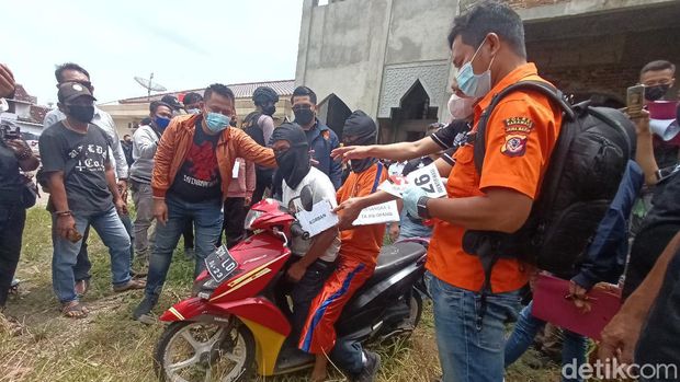 Rekonstruksi Kasus Kematian Wanita Pirang di Karawang