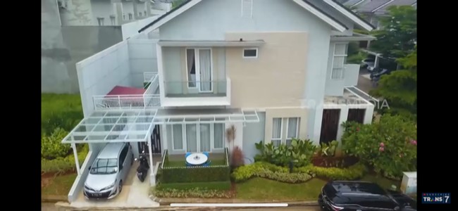 Kalau kegiatan di Jakarta, ya di sini transitnya. Maksudnya, paling nginap 1-2 hari, kata Pasha di acara Sobat Misqueen Trans 7 baru-baru ini. Rumah tersebut terletak di hook atau paling sudut sehingga lahannya lebih luas dari rumah kebanyakan di kompleks tersebut. (Foto: Dok: YouTube/Trans7 Official)