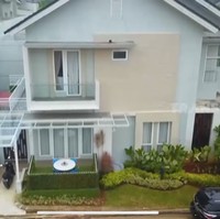 Kalau kegiatan di Jakarta, ya di sini transitnya. Maksudnya, paling nginap 1-2 hari, kata Pasha di acara Sobat Misqueen Trans 7 baru-baru ini. Rumah tersebut terletak di hook atau paling sudut sehingga lahannya lebih luas dari rumah kebanyakan di kompleks tersebut. (Foto: Dok: YouTube/Trans7 Official)