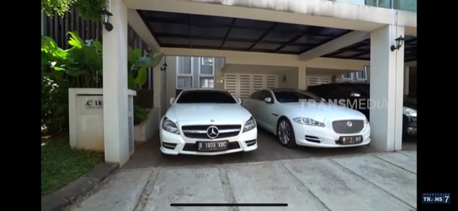 Rumah tersebut memiliki dua garasi, depan dan belakang. Garasi depan diisi dua mobil mewah Pasha. Mobil Mercedes Benz dan Jaguar sama-sama berwarna putih. Harganya berkisar antara Rp 1 miliar - Rp 2 miliar.  Foto: Dok: YouTube/Trans7 Official
