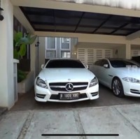 Rumah tersebut memiliki dua garasi, depan dan belakang. Garasi depan diisi dua mobil mewah Pasha. Mobil Mercedes Benz dan Jaguar sama-sama berwarna putih. Harganya berkisar antara Rp 1 miliar - Rp 2 miliar.  Foto: Dok: YouTube/Trans7 Official