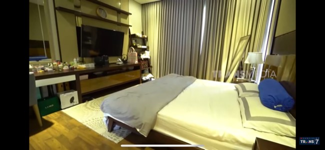 Inilah kamar tidur utama. Meski hanya sebagai rumah singgah, kamar tetap dibuat senyaman mungkin. Terdapat ranjang ukuran king. (Foto: Dok: YouTube/Trans7 Official)
