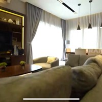 Interior bernuansa klasik-modern mendominasi di dalam rumah. Di ruang keluarga yang juga berfungsi sebagai ruang TV, terdapat sebuah sofa panjang abu-abu yang cozy. (Foto: Dok: YouTube/Trans7 Official)