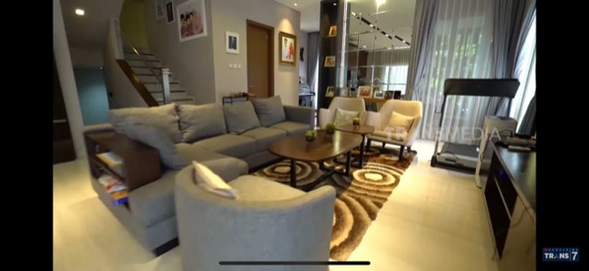 Kombinasi dual tone coklat dan abu-abu mempertegas aura minimalis di rumah tersebut. Sementara itu, kehadiran sejumlah furnitur kayu menciptakan kehangatan. (Foto: Dok: YouTube/Trans7 Official)