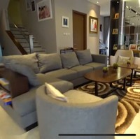 Kombinasi dual tone coklat dan abu-abu mempertegas aura minimalis di rumah tersebut. Sementara itu, kehadiran sejumlah furnitur kayu menciptakan kehangatan. (Foto: Dok: YouTube/Trans7 Official)