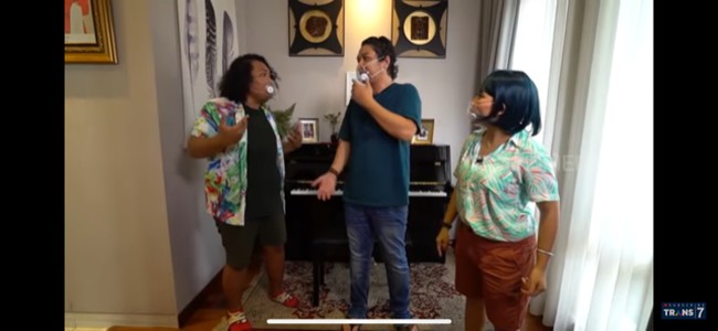 Pasha Ungu mendedikasikan sebuah sudut ruangannya sebagai tempat piano. Di situ, ia melepas rindu menjadi pemusik. (Foto: Dok: YouTube/Trans7 Official)