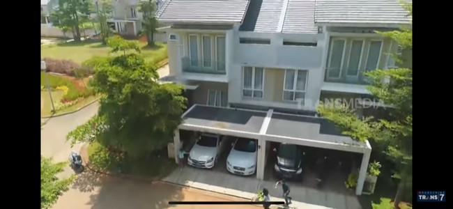 Pasha Ungu memiliki sebuah rumah transit di Jakarta. Rumah yang berada di sebuah cluster eksklusif ini jarang dihuni karena Pasha menetap di Bogor. Kalau kegiatan di Jakarta, ya di sini transitnya. Maksudnya, paling nginap 1-2 hari, kata Pasha di acara Sobat Misqueen Trans 7. Rumah tersebut terletak di hook atau paling sudut sehingga lahannya lebih luas dari rumah kebanyakan di kompleks tersebut. (Foto: Dok: YouTube/Trans7 Official)