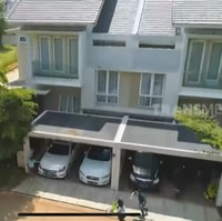 Pasha Ungu memiliki sebuah rumah transit di Jakarta. Rumah yang berada di sebuah cluster eksklusif ini jarang dihuni karena Pasha menetap di Bogor. Kalau kegiatan di Jakarta, ya di sini transitnya. Maksudnya, paling nginap 1-2 hari, kata Pasha di acara Sobat Misqueen Trans 7. Rumah tersebut terletak di hook atau paling sudut sehingga lahannya lebih luas dari rumah kebanyakan di kompleks tersebut. (Foto: Dok: YouTube/Trans7 Official)