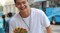 Selain makanan gurih, Agung juga suka dengan permen lolipop yang ukurannya besar. Padahal usianya sudah 32 tahun lho. Foto: Instagram @agungsaga99