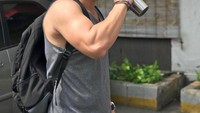 Agung rupanya tak bisa lepas dari kopi nih. Bahkan dia punya tempat minuman sendiri untuk membawa kopi kesukaannya. Foto: Instagram @agungsaga99