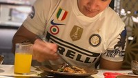 Dari akun Instagramnya, bintang asal Sukabumi ini cukup sering membagikan momennya saat makan-makan seru. Foto: Instagram @agungsaga99