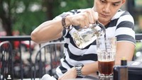 Tampil awet muda, begini pose serius Agung saat tengah meracik kopi kesukaannya di salah satu kafe.  Foto: Instagram @agungsaga99