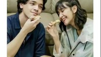 Di akun Instagram pribadinya SHeila juga sering mmebagikan foto bersama aktor yang menjadi lawan mainnya. Salah satunya yang sedang makan pizza ini. Cantik ya! Foto: Instagram@sheiladaisha