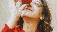 Senada dengan pakaiannya, Sheila terlihat lucu dengan tomat di hidungnya. Senyumnya pun membuat Sheila terlihat semakin cantik. Banyak makan tomat bisa menyehatkan mata, lho! Foto: Instagram@sheiladaisha