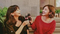 Minum soda bersama teman pastinya akan menyenangkan. Ditambah obrolan ringan juga pasti makin seru. Slrrp! Segarnya. Foto: Instagram@sheiladaisha
