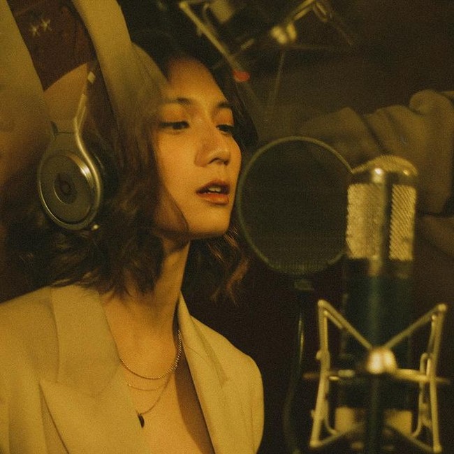 Sheila Dara Daisha sendiri merupakan seorang artis, penyanyi, dan juga presenter yang berusia 28 tahun. Foto: Instagram/@sheiladaisha