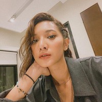 Momen saat Vidi Aldiano melamar Sheila Dara itu terlihat diunggah di salah satu akun gosip di Instagram. Tampak Vidi Aldiano yang berlutut di hadapan Sheila Dara dan bertanya Maukah kamu menikah denganku? Foto: Instagram/@sheiladaisha