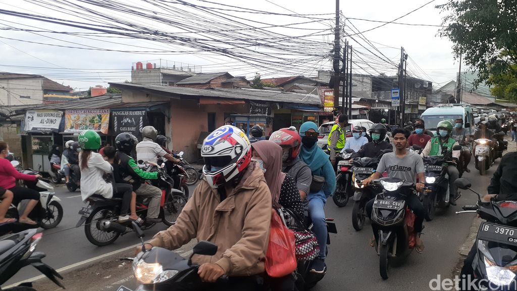Suasana lalu lintas Jl Moh Kahfi I dekat persimpangan Jl Brigif-Jl Warung Silah, 1 April 2021, pukul 17.30 WIB. (Afzal Nur Iman/detikcom)
