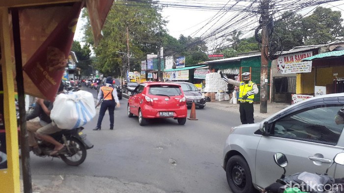 Suasana lalu lintas Jl Moh Kahfi I dekat persimpangan Jl Brigif-Jl Warung Silah, 1 April 2021, pukul 17.30 WIB. (Afzal Nur Iman/detikcom)