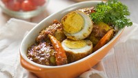 Olahan telur khas Jawa Timur ini ciri khasnya memakai petis udang untuk kuahnya. Tentu saja rasanya jadi gurih manis dengan aroma udang yang sedap. Untuk membuatnya kamu bisa melihat resepnya di sini. Foto: iStock